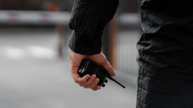 Фото: https://www.magnific.com/ru/free-photo/portrait-male-security-guard-with-radio-station_41554728.htm#fromView=search&page=1&position=1&uuid=cb8c5650-9fe7-4d2c-975d-f9ed2cfc56e6&query=%D0%BF%D0%BE%D0%BB%D0%B8%D1%86%D0%B8%D1%8F