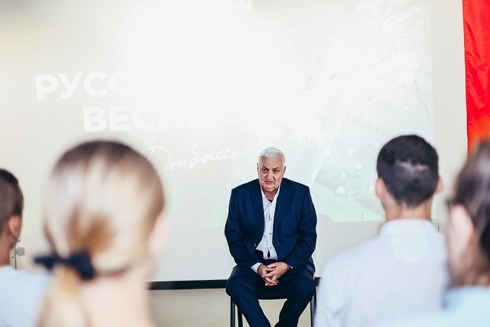    Отец Александра Захарченко провел урок мужества для молодежи в Донецке. Фото: «Движения Первых» в ДНР