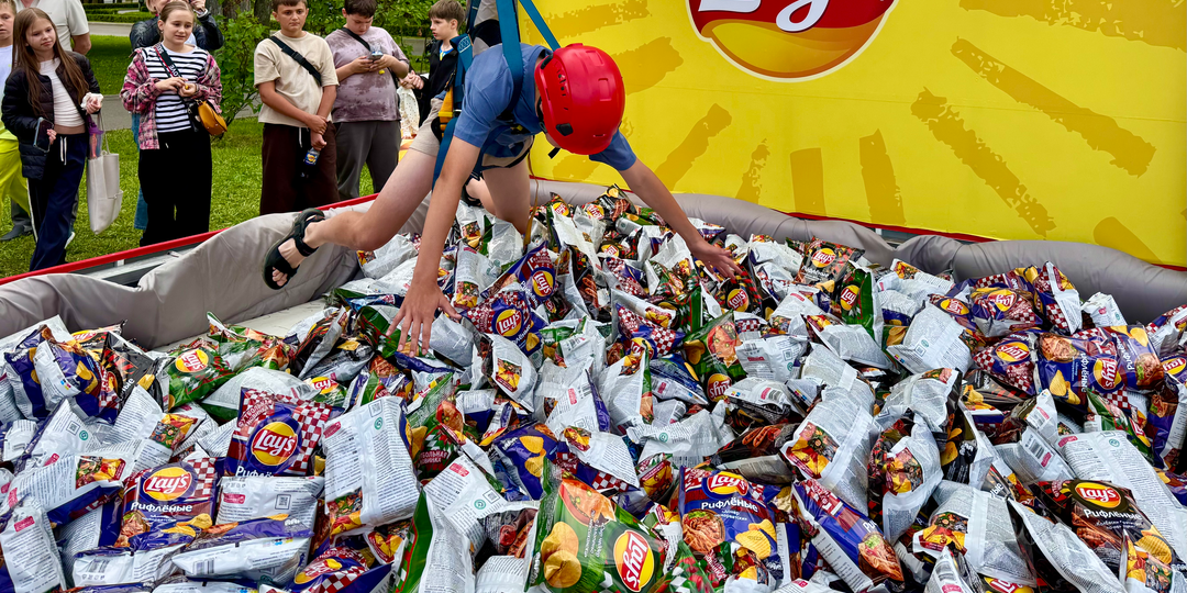 Бесплатные чипсы Lays на ВДНХ: «Сколько схватишь – столько твое» - акция «Магнита» собирает толпы желающих