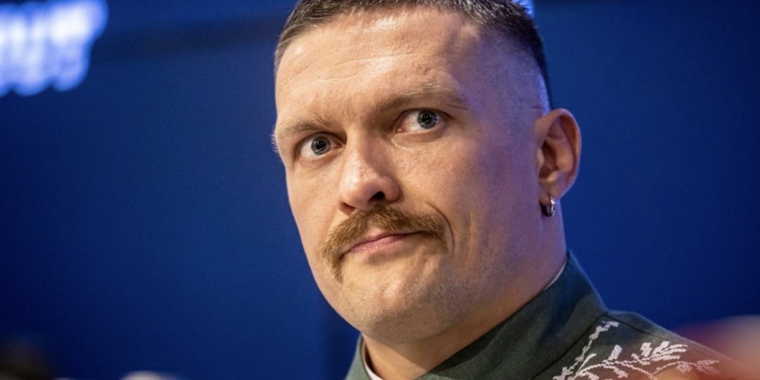 Украинский боксер Усик освободил три чемпионских титула в тяжелом весе