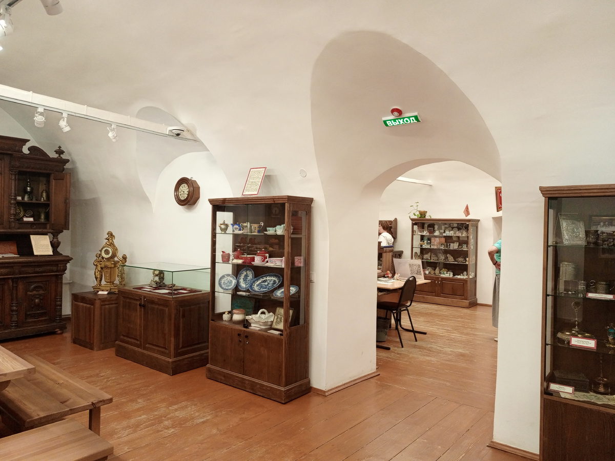 Посмотрите, какие толстые стены в этом старом доме. Фото автора. 