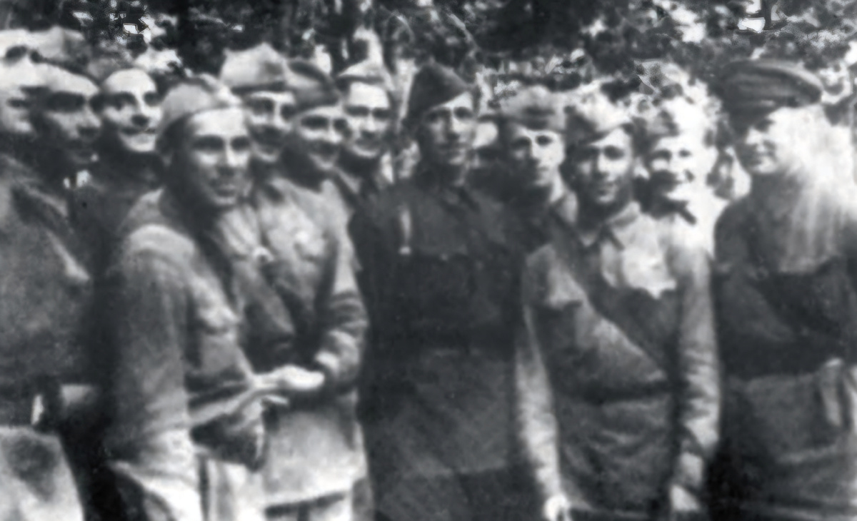 1941 год. Стрельбище «Динамо». Справа налево: первый комиссар ОМСБОНа А.А. Максимов, заслуженный мастер спорта (ЗМС) А. Катулин, мастер спорта (МС) X. Чибичян, ЗМС Е.Иванкович, командир 1-го полка Н.Е. Рох лин, ЗМС Г. Пыльнов, МС Г. Мартьянов, ЗМС Г. Мазуров, ЗМС В. Андреев, МС В. Денисов, МС Н. Лидов, ЗМСС. Знаменский