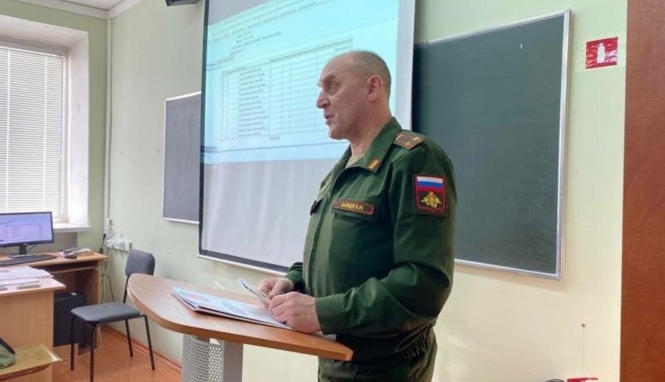 Бывшего замвоенкома Альметьевска задержали за посредничество взятке 1,8 млн рублей — видео