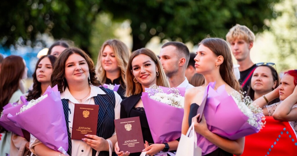 На главной площади Смоленска чествовали лучших выпускников колледжей и техникумов