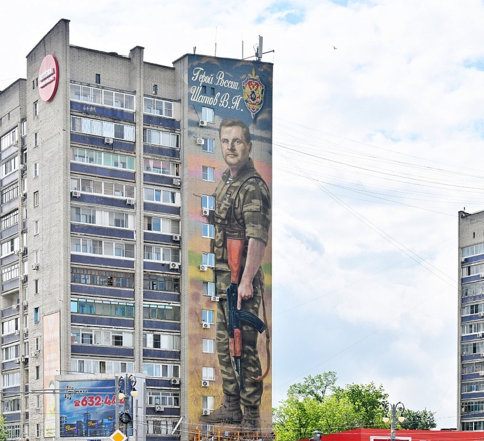    По словам художника, это самый большой нарисованный АК-47 в мире. Фото: Пресс-служба администрации Хабаровска