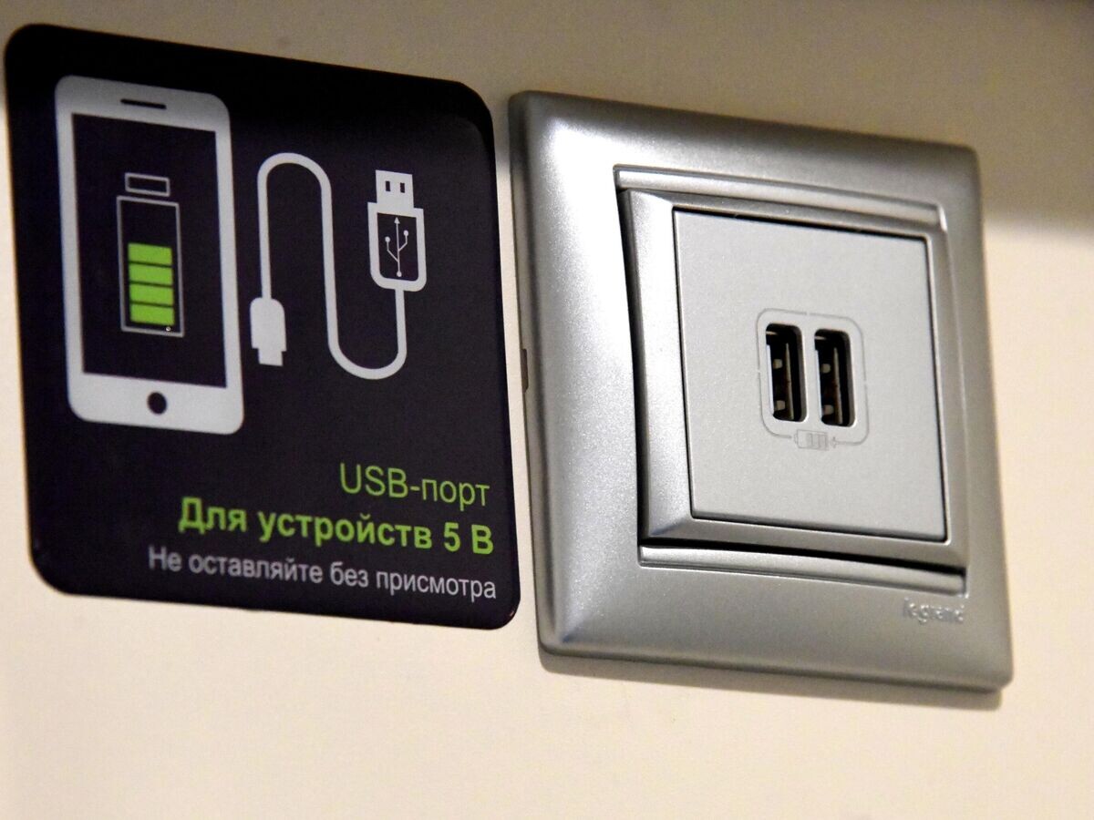    USB-разъемы для зарядки мобильных устройств в вагоне поезда | © РИА Новости / Евгений Епанчинцев