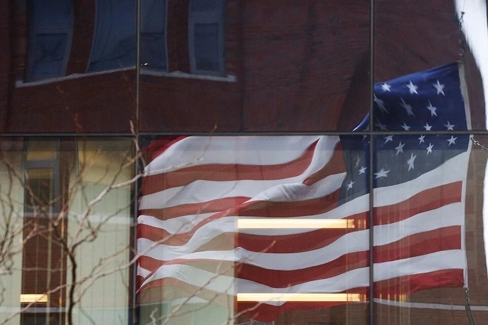    Трамп показал новый американский паспорт REUTERS