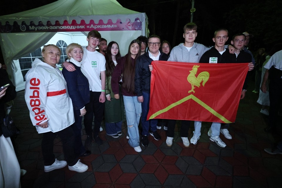    Выпускники из Красноармейского района с губернатором Алексеем Текслером. Фото: правительство Челябинской области