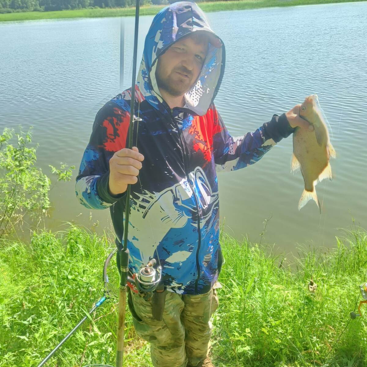 Клюнул на опарыша, но место было прикормлено варёной кукурузой. Хотели поймать сазана ))