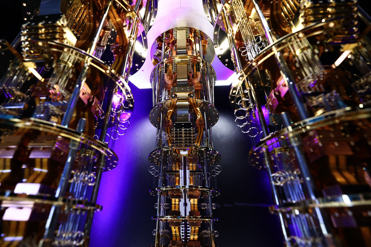Модель квантового компьютера IBM Quantum System Two. Фото: Anna Szilagyi/EPA/ТАСС