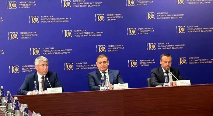 На фото: глава Бурятии (слева) ведёт заседание комиссии по транспорту Государственного Совета России / фото: канал Алексей Цыденов в Мах
