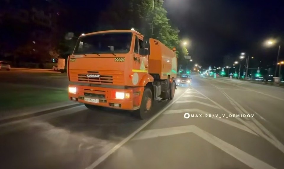    В Белгороде коммунальщики в круглосуточном режиме следят за чистотой улиц скриншот видео
