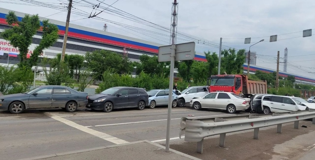 Десять машин столкнулись на улице Пограничников в Красноярске