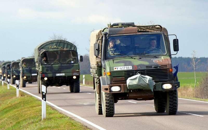 Военный Unimog в расширенной комплектации. На массивном переднем бампере смонтирована лебедка. Для преодоления водных преград предусмотрен шнорхель.📷
