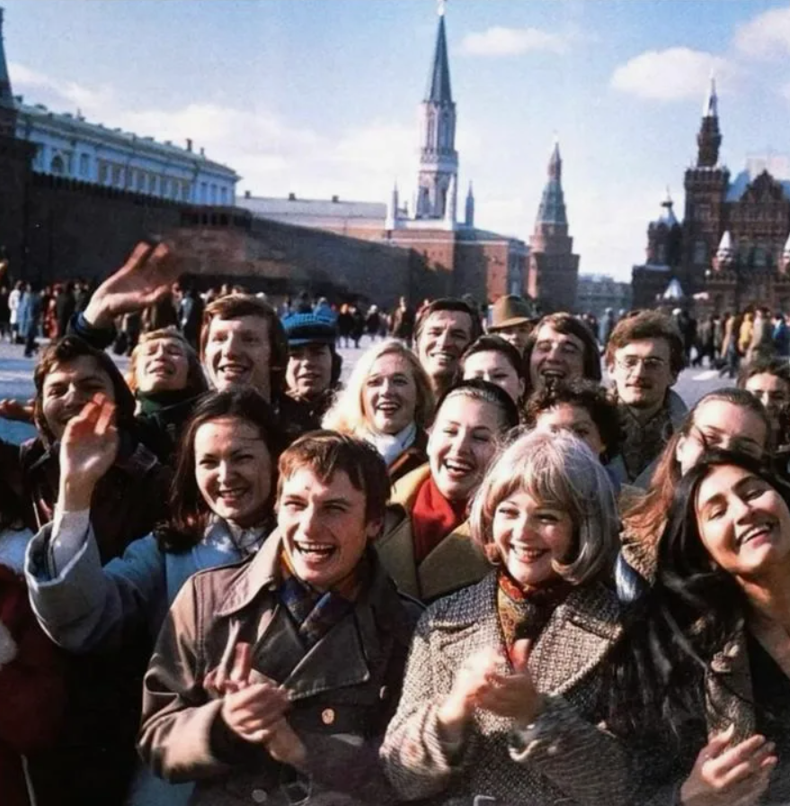Молодые люди на Красной площади, Москва, 1980-е.