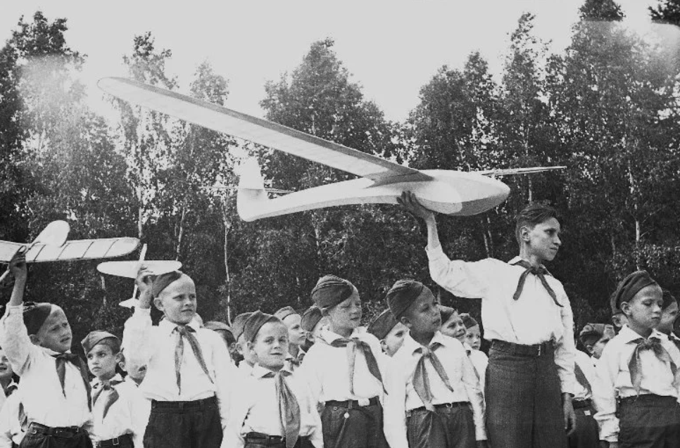 Фото "Авиамоделисты", 1946 год - История России в фотографиях