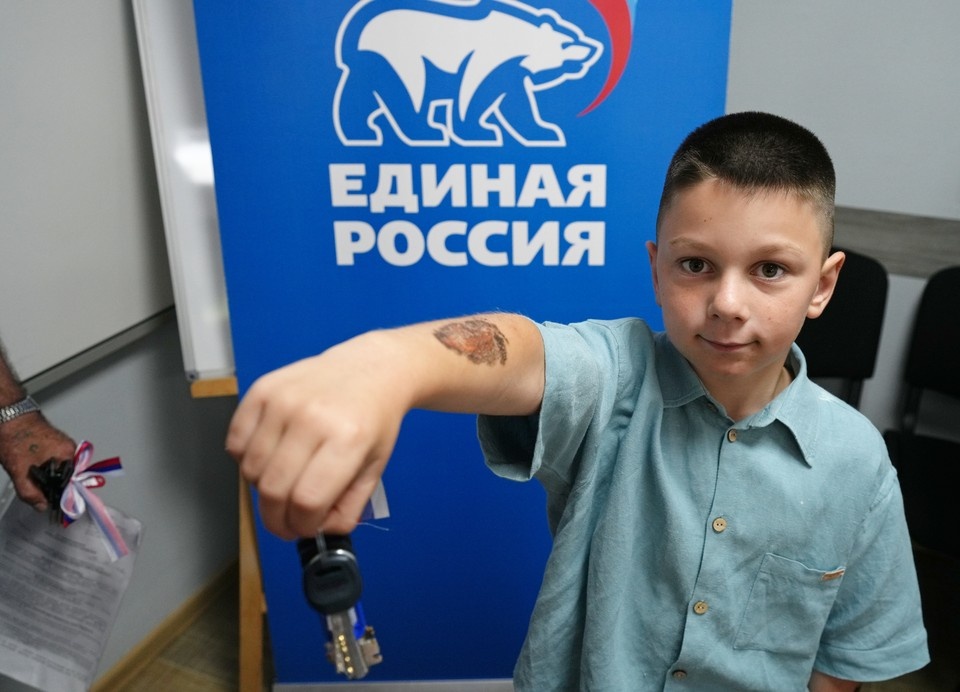    Торжественное мероприятие по выдаче мариупольцам квартир из муниципального фонда Александр ИВАНОВ