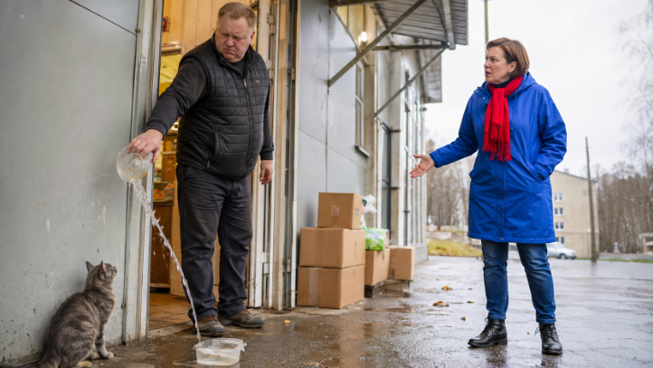 Все проходили мимо кошки у магазина, и только сотрудница МФЦ заметила пустую миску