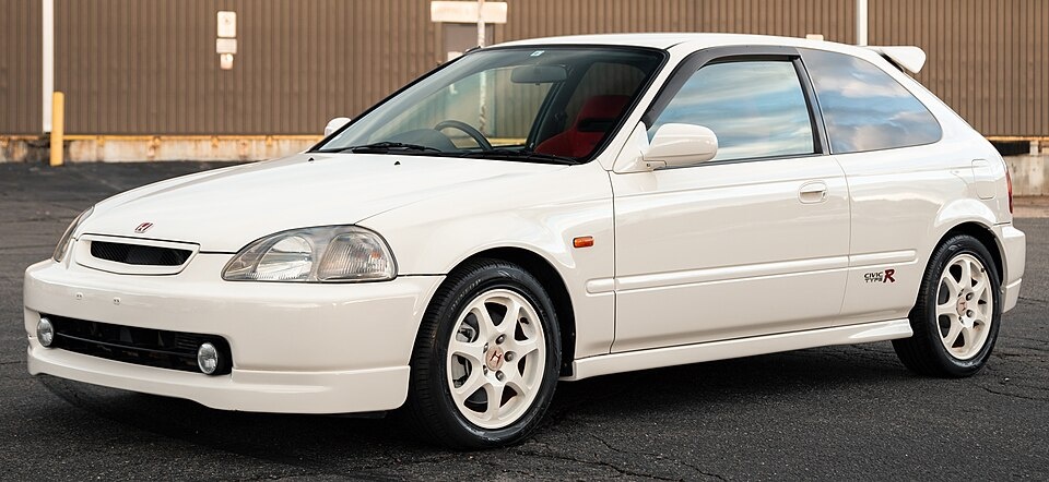Honda Civic Type R EK9 (1997–2000) – первый Civic с красной эмблемой. Двигатель B16B выдавал 185 л.с. при 8200 об/мин, а масса составляла всего 1050 кг. Фото из открытых источников