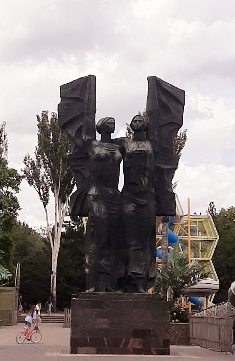 Перед южным входом в парк стоит памятник «Дружба крылатая» в виде двух женщин (русской и болгарской)