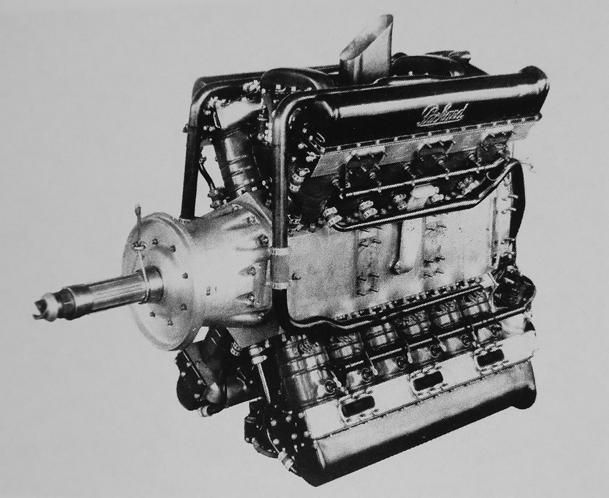 оригинальный безредукторный двигатель Packard X-2775 (1A-2775), установленный на гоночный гидросамолет Kirkham-Williams Racer. Удлиненный корпус вала воздушного винта позволил сделать переднюю часть самолета более обтекаемой. Две установочные площадки были встроены в картер, а третья установочная площадка была встроена в боковую часть корпуса распределительных шестерен в задней части двигателя. Обратите внимание на вертикальный воздухозаборник в центре верхней V-образной секции двигателя