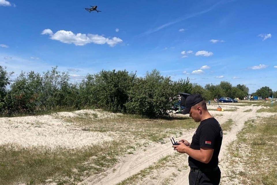    В Брестской области спасатели используют в местах отдыха у воды дроны с громкоговорителями. Фото: МЧС.