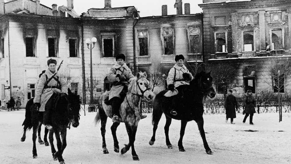 Освобожден город Калинин. Кавалерийский патруль, 1941.📷Фото: Устинов Александр / Фотоархив журнала «Огонёк» / Коммерсантъ