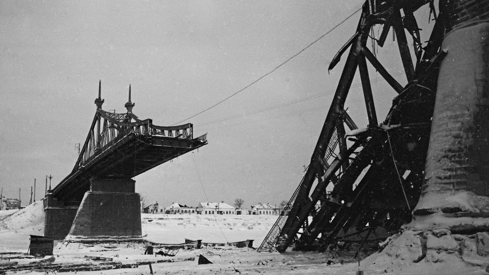 Калининский фронт. Мост в городе Калинин (ныне Тверь) через Волгу, 1942.📷Фото: Георгий Петрусов / РИА Новости