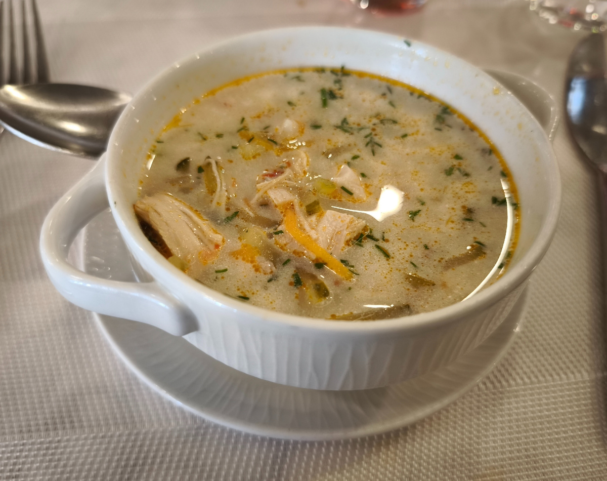 Рассольник с фермерским цыпленком и волжскими солениями