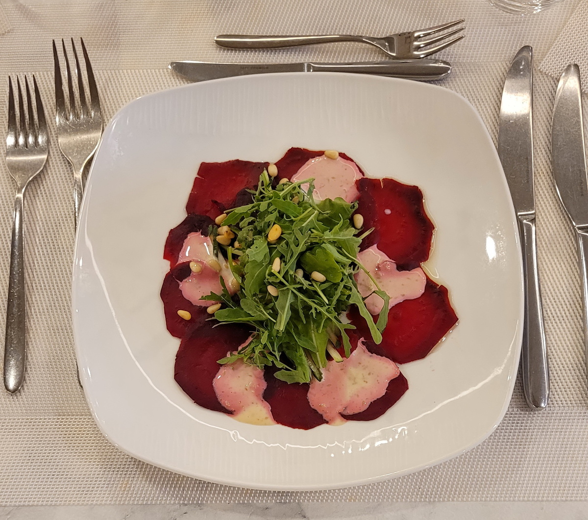 Карпаччо из свеклы с рукколой под ореховым соусом