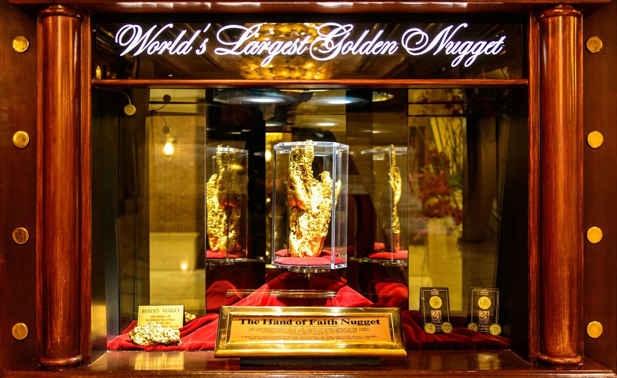 Золотой самородок "Рука судьбы", выставленный в казино Golden Nugget, Лас-Вегас / © attractiontickets.com