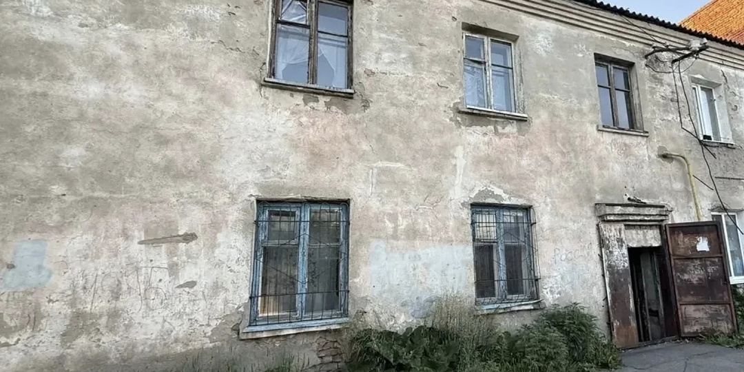 В Омске собрались снести два аварийных дома