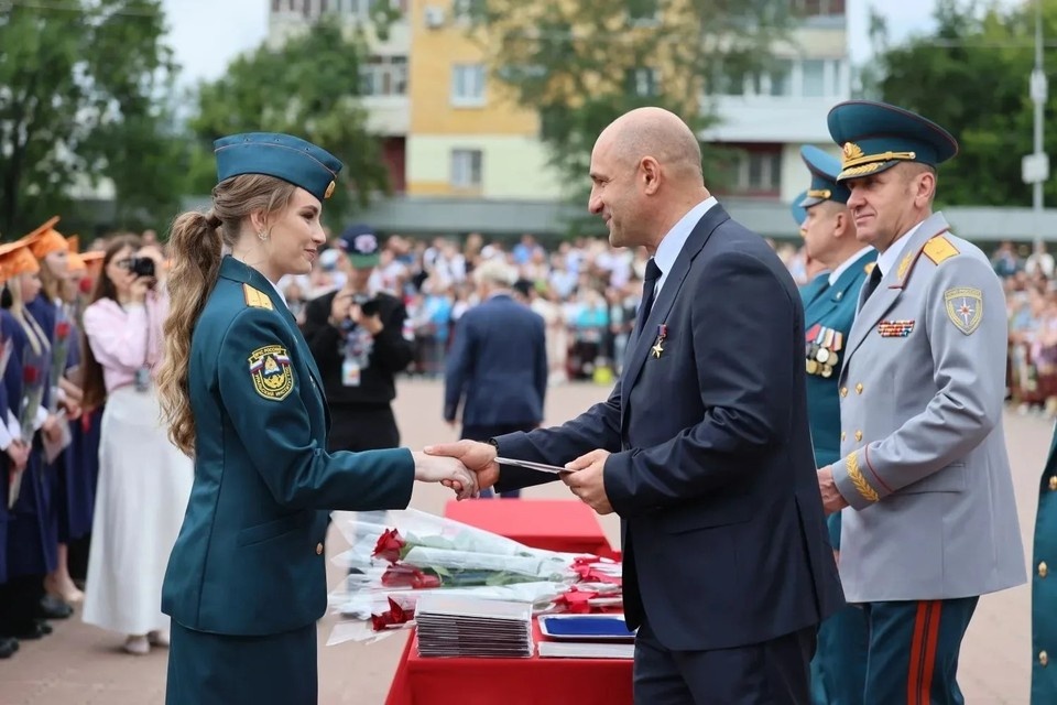    Артем Жога вручил дипломы выпускникам Уральского института МЧС. Фото: социальные сети Артема Жоги