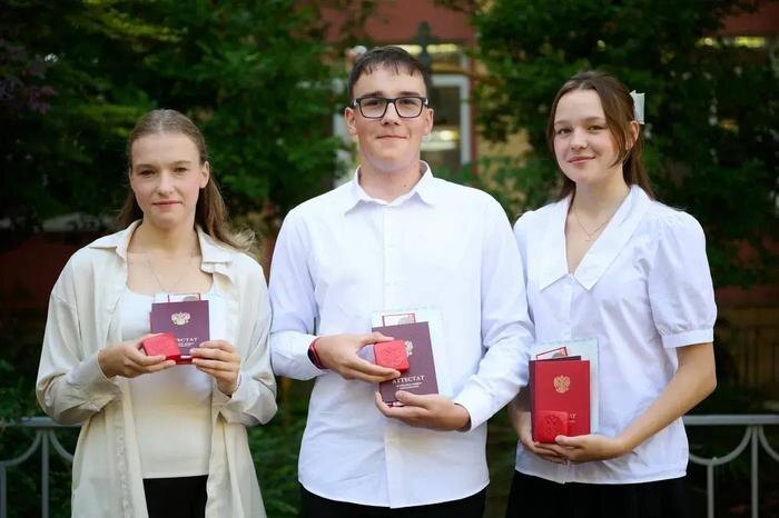 Тройняшки из Сочи окончили школу с золотыми медалями. Обложка © Telegram / Вениамин Кондратьев