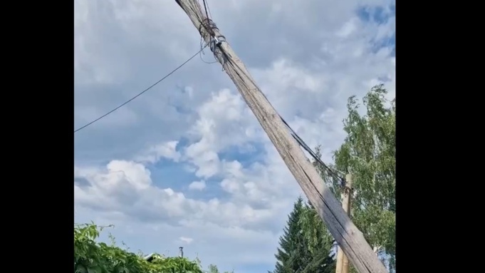 "Отсылают по кругу". Жители Ползуново бьют тревогу из‑за повисшего на проводах столба
