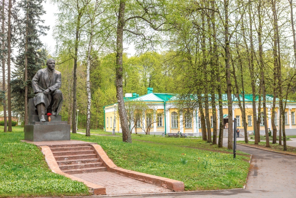    Выставка в Горках получилась целым расследованием. Главной стала задача выяснить, откуда в личной библиотеке Ленина такие разные и даже противоречивые книги. / Пресс-служба музея-заповедника "Горки Ленинские"