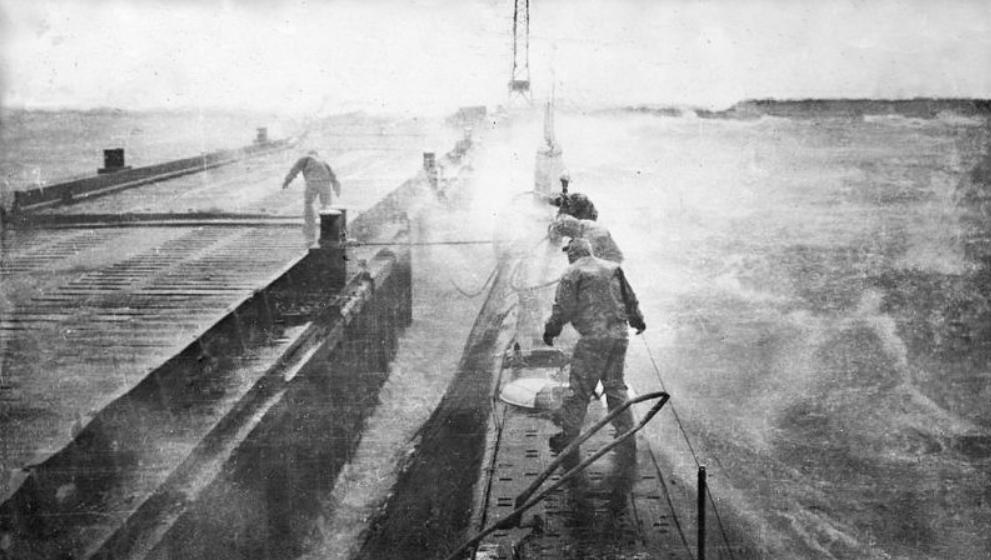 1976 год. Снежная метель. Лодка готовится отойти от пирса по штормовой погоде. Автор снимков - матрос с ПЛ Б-28 Сергей Абанин.