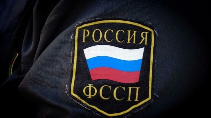 В Челябинской области алиментщик в женском халате прятался от ФССП за диваном