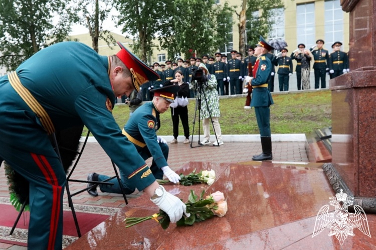 Возложение цветов и венков к памятнику выпускникам, погибшим при исполнении воинского долга