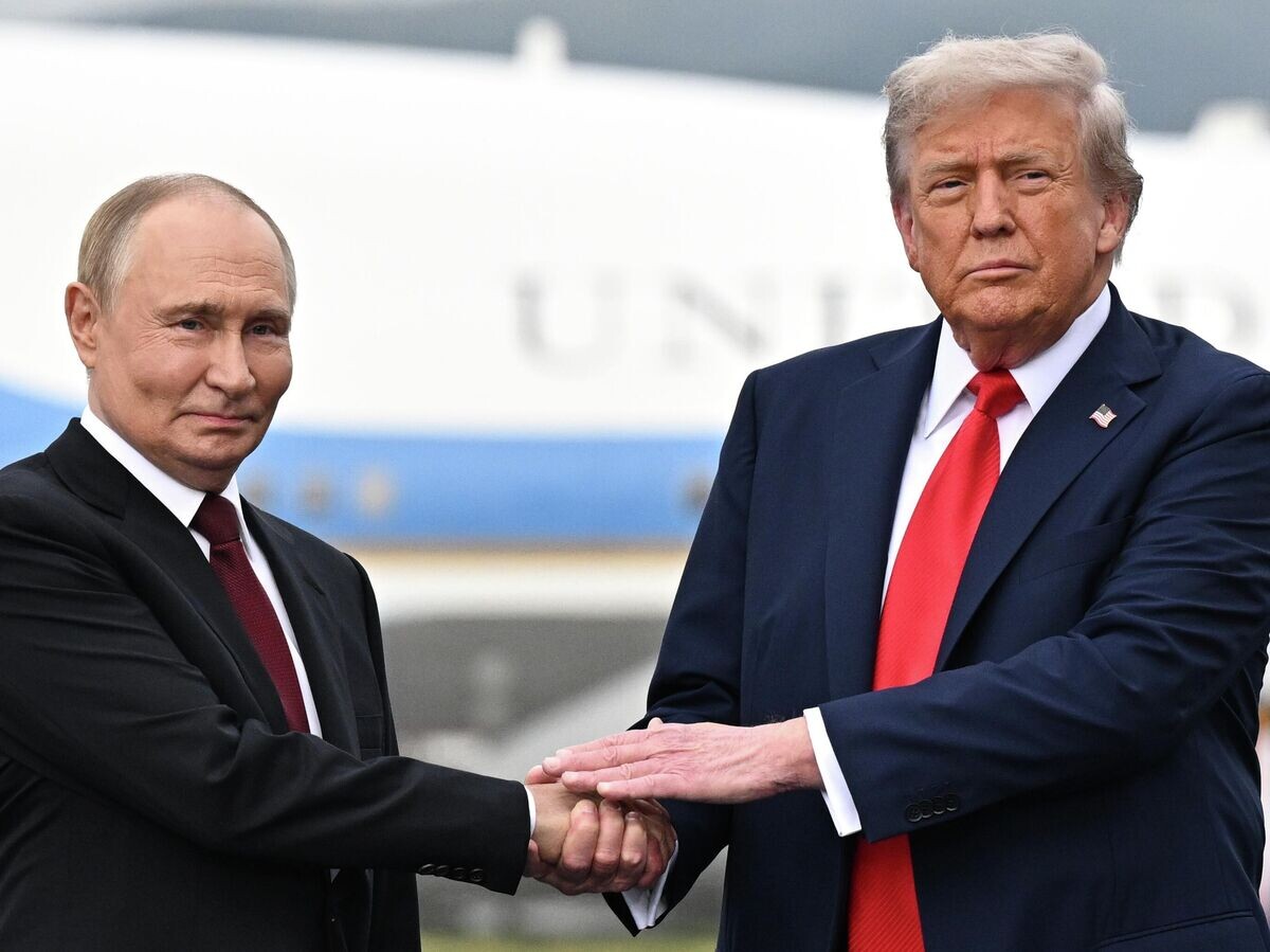    Президент РФ Владимир Путин и президент США Дональд Трамп во время встречи на военной базе Эльмендорф-Ричардсон на Аляске | © РИА Новости / Сергей Бобылев