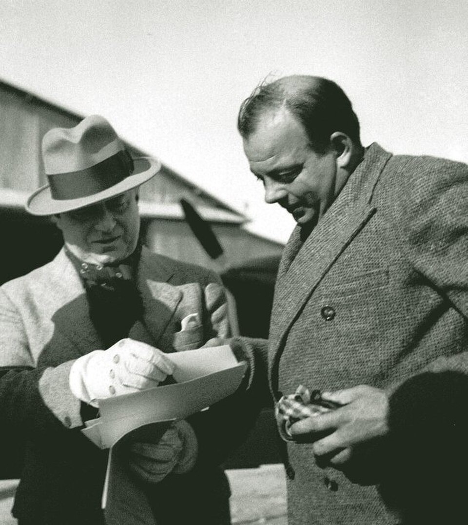 Антуан де Сент-Экзюпери и Марсель Пейрутон в Тунисе, 1935. Unknown author, Public domain / Wikimedia Commons.