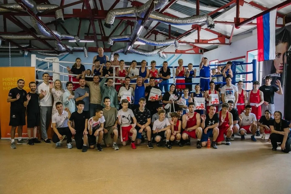    Старт празднику дала спортивная зарядка с чемпионом - старшим тренером сборной ДНР по боксу Семеном Репицким. Фото: МАХ/Кольцов