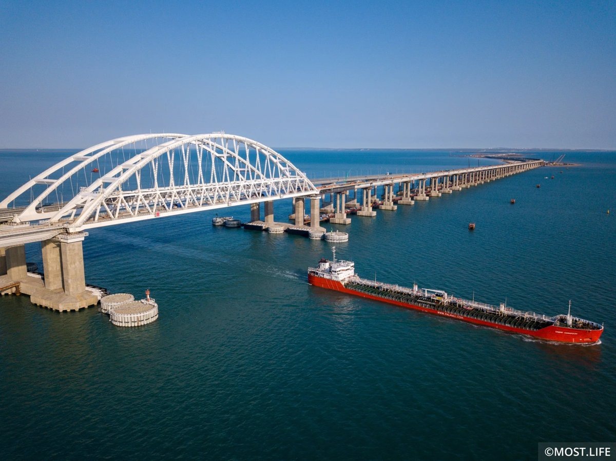     Автомобилисты стоят в пробках на Крымском мосту второй день подряд