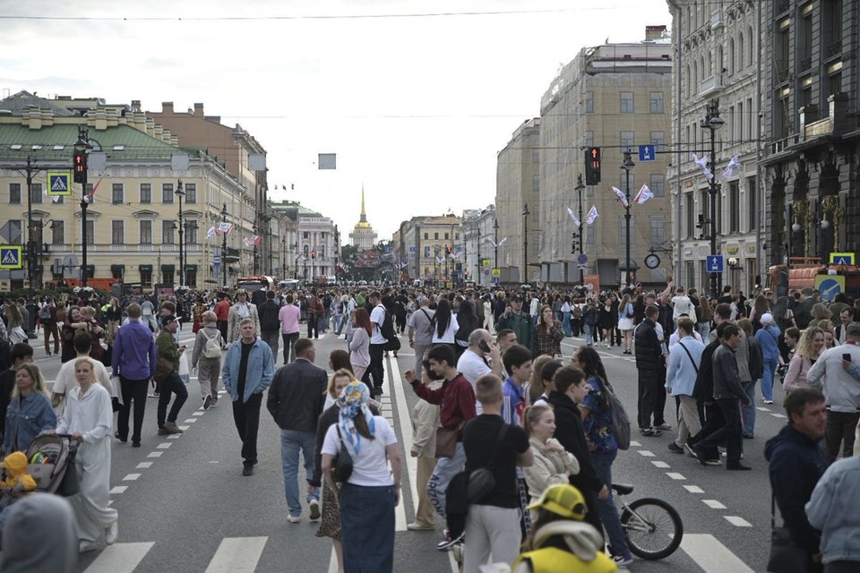    Толпа собралась на Невском проспекте в попытке пройти на Дворцовую. Алексей БУЛАТОВ