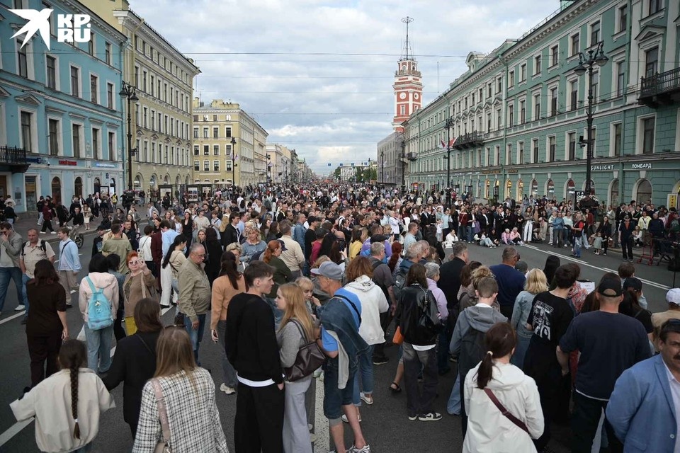    На Дворцовую площадь пускают только по именным пригласительным. Алексей БУЛАТОВ