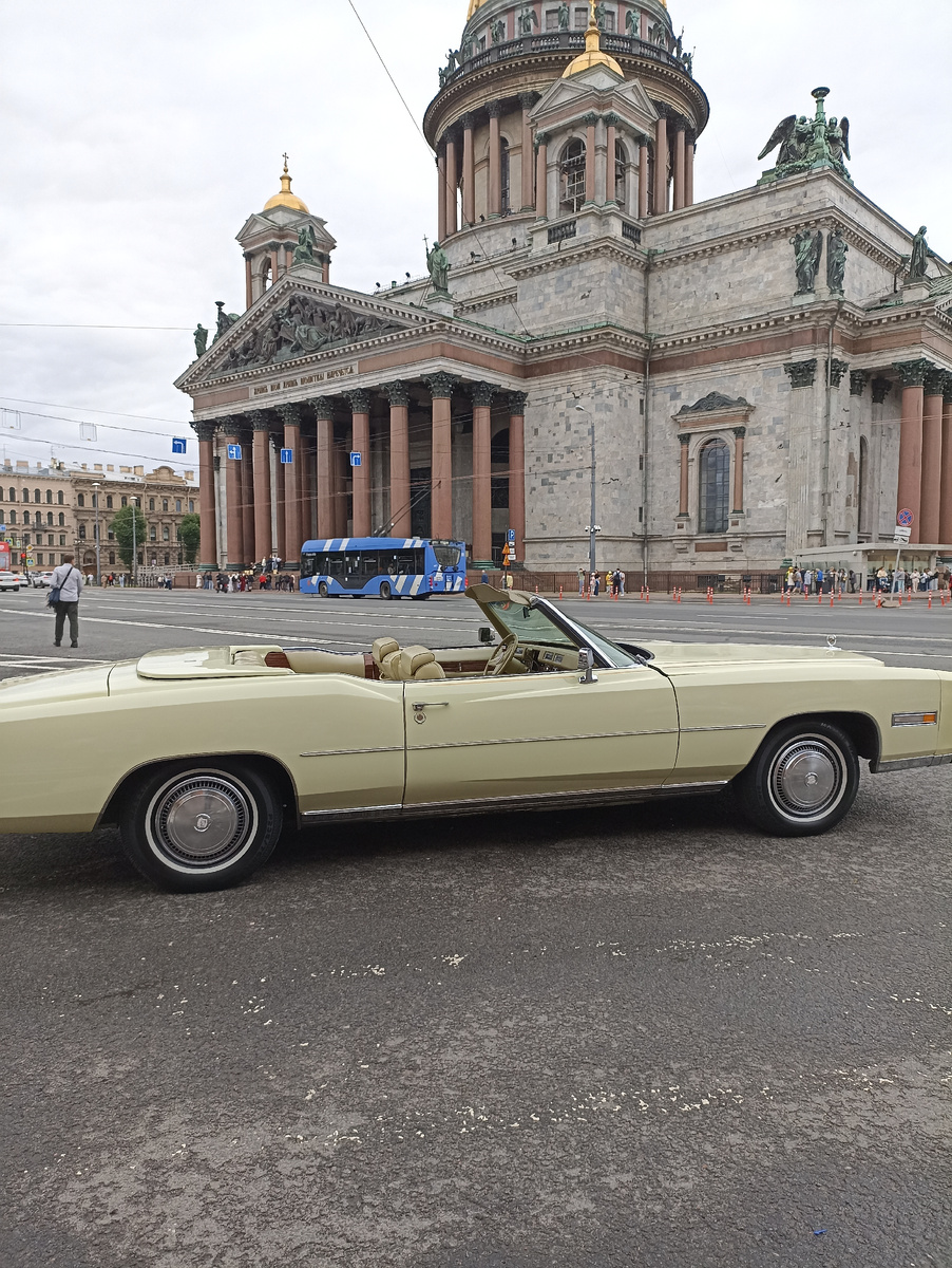 Красивый автомобиль
