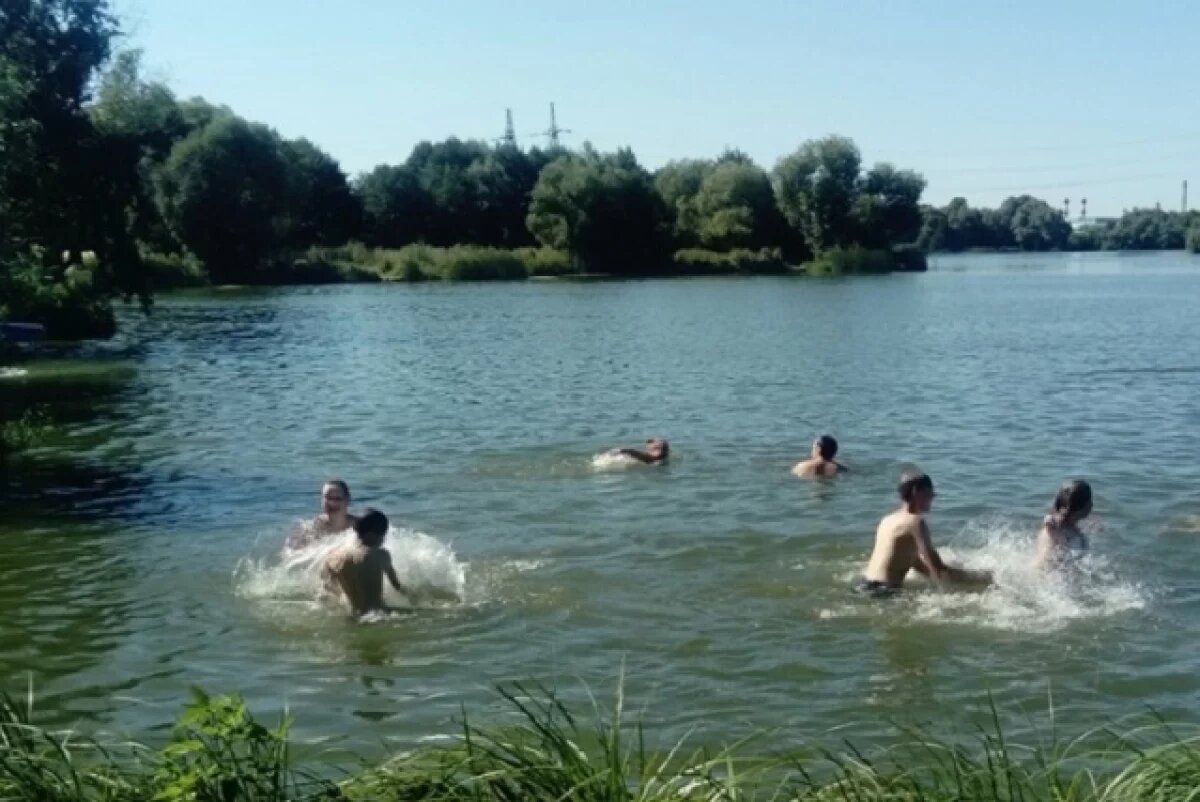    Дети должны купаться под присмотром взрослых.