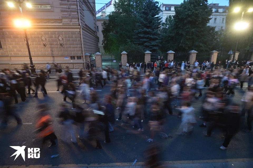    Поток выпускной "реки", текущий с Дворцовой на набережную. Алексей БУЛАТОВ
