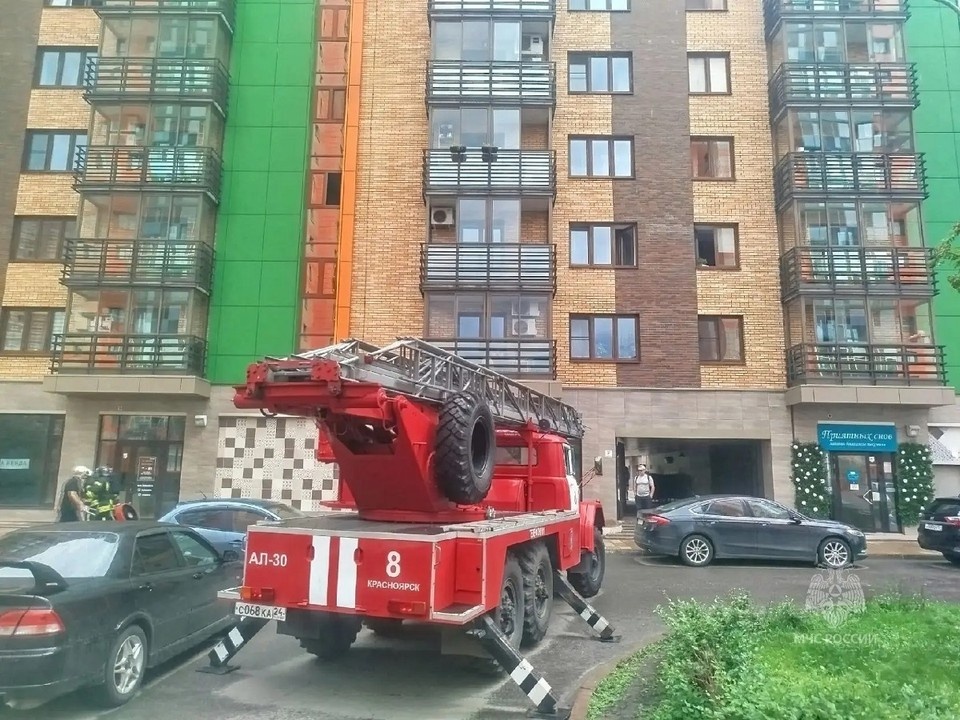    Восемь человек спасли пожарные из дома в Красноярске. Фото: краевое МЧС