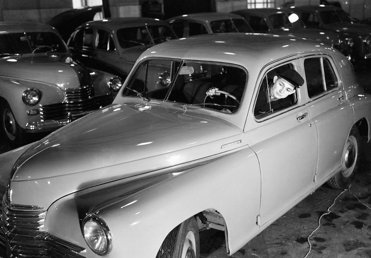    В гараже магазина "Автомобили" на Бакунинской улице в Москве. 1949 год. / Анатолий Гаранин / РИА Новости